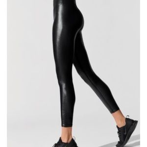 Black takara shine Carbon38 leggings